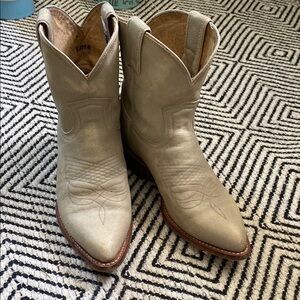 Frye Tan Ankle Booties Billy Western Boots, size 7.5